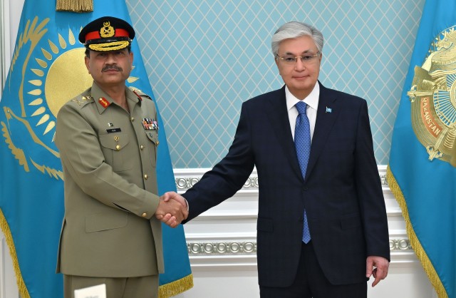 Kazakh President receives Pakistan Army Chief General