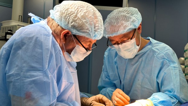 Казакстандык онко хирургдар операциядан кийин көкүрөктү калыбына келтирүү ыкмасын ойлоп тапты