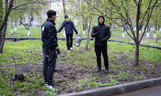 Возле дома ветерана войны студенты Костаная провели субботник