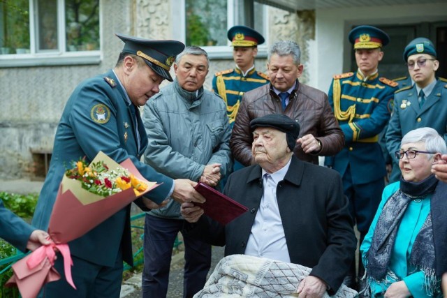 Военнослужащие Национальной гвардии поздравили ветерана войны