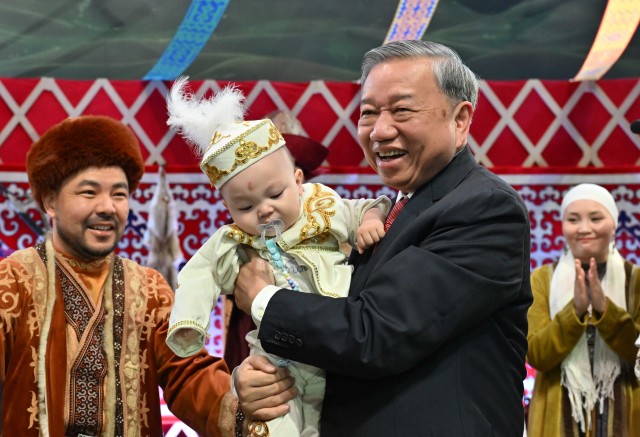 Қосим-Жўмарт Тўқаев ва То Лам «Этноовул» кўргазмасига борди