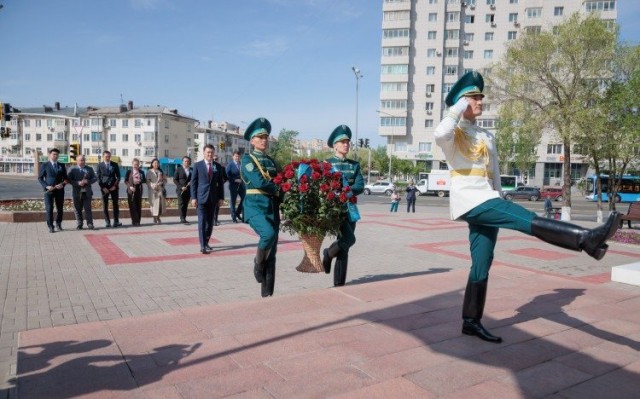 Астанада қазақстандық батырлардың ескерткіштеріне гүл шоқтары қойылды