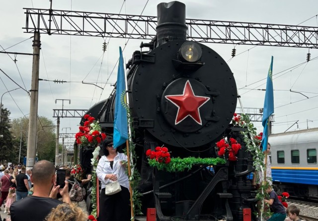 Zaferin 80. yıldönümü dolayısıyla dekore edilen tematik trenler Astana’dan hareket ettiler