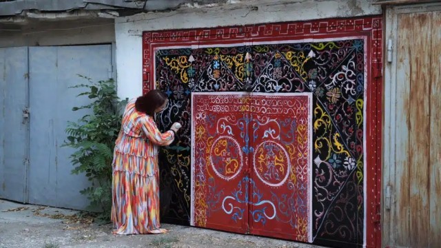 Шымкентте коллекционер турак жай короосун улуттук стилде кооздоду