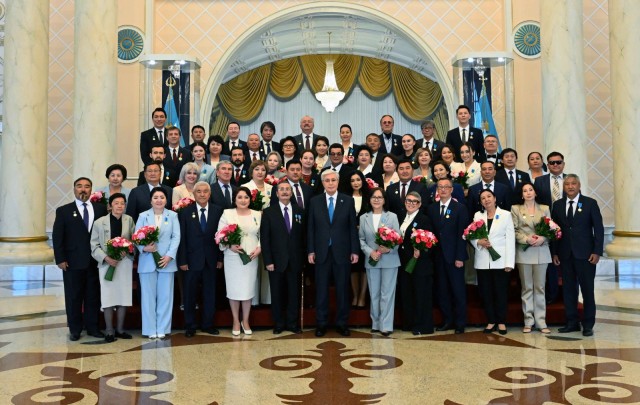 Президент маданият жана өнөр кызматкерлерин сыйлады