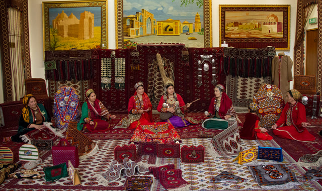 Turkmenistan hosts carpet weaving competition