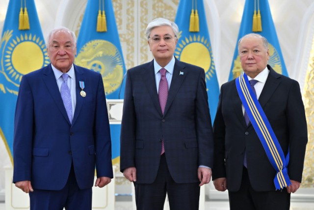 Президент давлат мукофотлари топширди