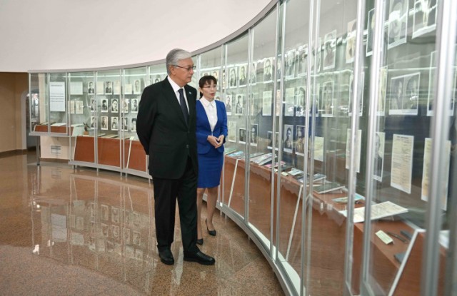 Казакстандын президенти саясый куугунтуктун курмандарын эскерди