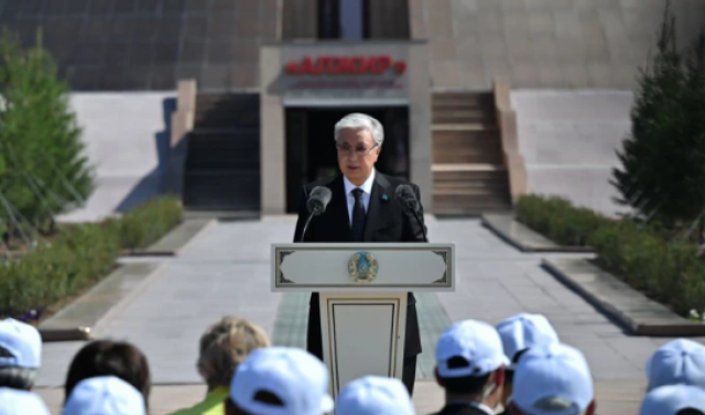 Kazakh President pays tribute to victims of political repressions