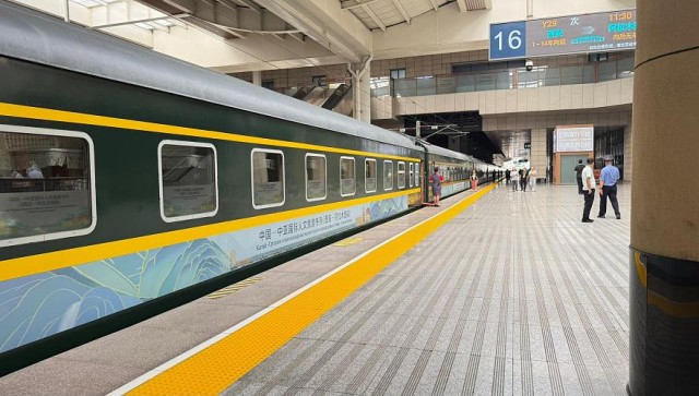 Сиань - Алматы алғашқы туристік пойызы Қазақстанға келді