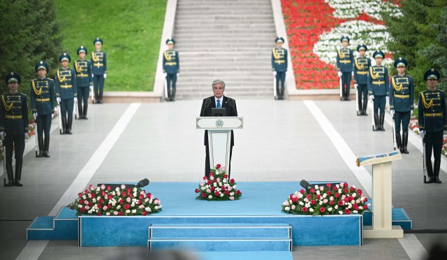 Kazakistan Devlet Başkanı, Devlet Bayrağı’nın göndere çekilme törenine katıldı