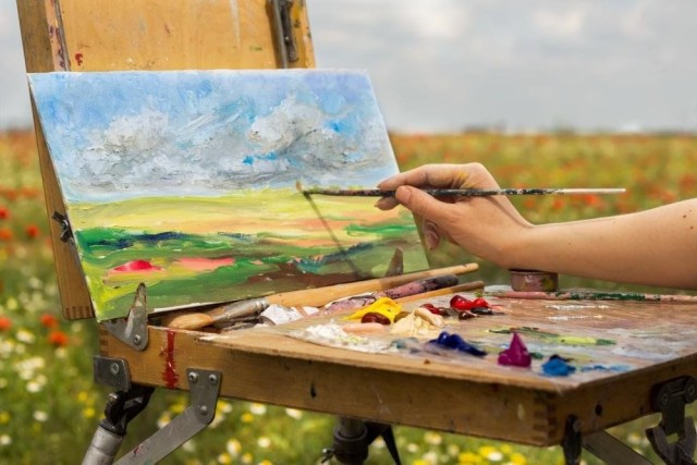 Алматылык сүрөтчү этникалык картиналарды тартат