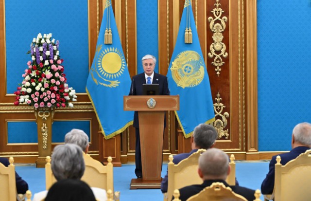 Қозоғистон Президенти тиббиёт ходимларини касб байрами билан табриклади