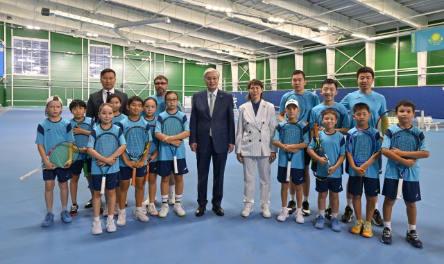 Қозоғистон Президенти спорт объектларини кўриб чиқди