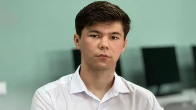 Қозоғистонлик талаба ўқувчилар учун махсус стенд яратди