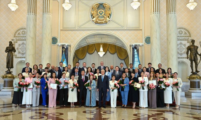 Президент ЖМК өкүлдөрүн куттуктады