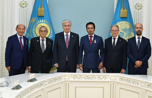 Мамлекет башчысы дүйнөлүк нейрохургия тармагынын өкүлдөрү менен жолугушту