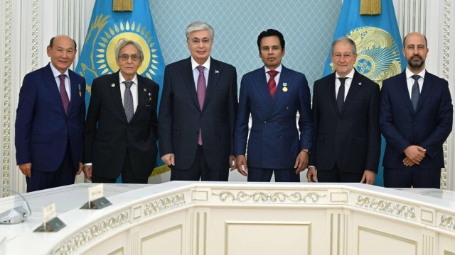Devlet başkanı, Astana'da dünyaca ünlü beyin cerrahlarıyla bir araya geldi