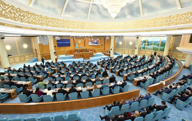 Казакстан парламентинин депутаттары эс алууга кетишти