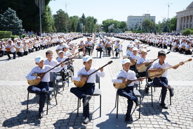 5,000 dombyra players set new record in Kazakhstan