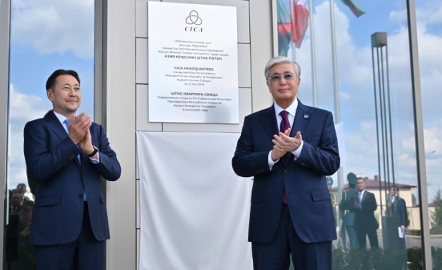 Мамлекет башчысы Астанадагы АӨИЧКнын штаб-квартирасына барды