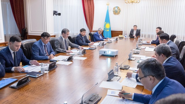 Kazakh government reviews progress on strategic projects
