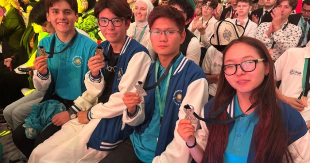 Казакстандык окуучулар планетанын эң күчтүү химиктери болушту