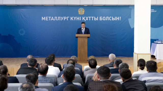 Өкмөт башчысы металлургдарга президент атынан сыйлыктарды тапшырды