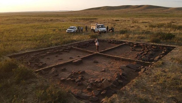 Karagandı ilinde kazı bilimciler antik yerleşimi inceliyorlar