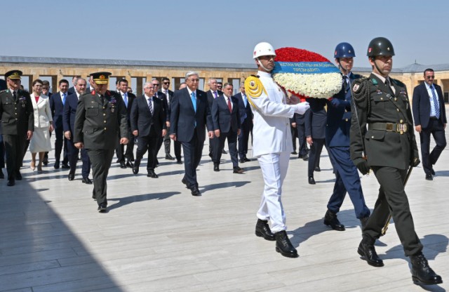 Қосим-Жўмарт Тўқаев Мустафо Камол Отатурк мақбарасини зиёрат қилди