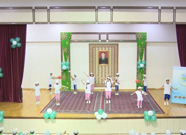 Түрікменстанда балалар арасында спорттық билерден жарыс өтті