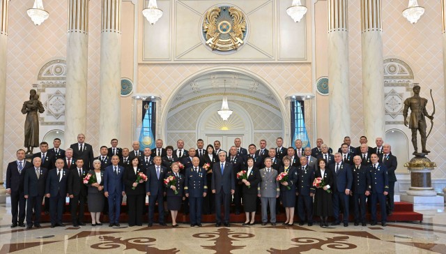 Казакстандын президенти транспорт тармагынын кызматкерлерин сыйлады