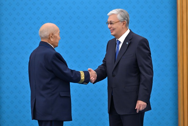 Devlet başkanı, ulaştırma sektörü çalışanlarını ödüllendirdi