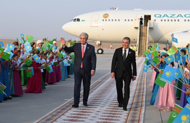 Қазақстан Президенті Түрікменстанға келді