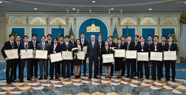 Президент эл аралык олимпиадалардын жеңүүчүлөрүн сыйлады