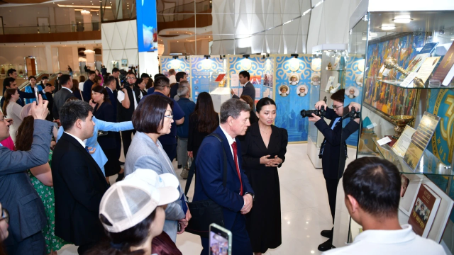 Astana’da Kazakistan anayasasi’nin 30. Yili dolayisiyla sergi açildi