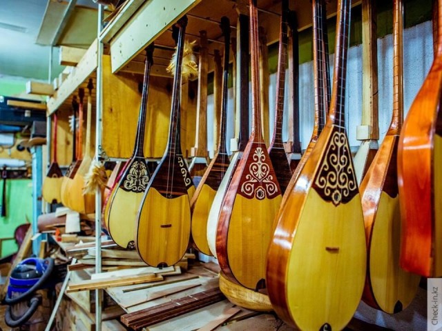 Казакстандык чебер 20 жылда 10 миңден ашык домбра жасаган