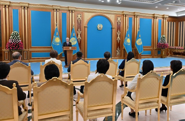 Қ. Тоқаев алдағы ұстаздар күнімен құттықтады