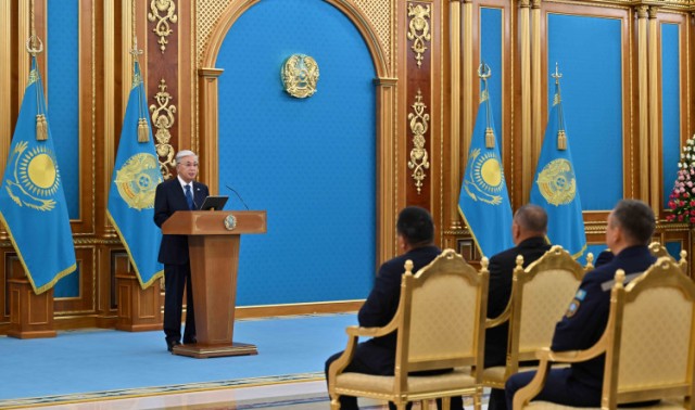 Казакстандын Президенти куткаруучуларды кесиптик майрамы менен куттуктады