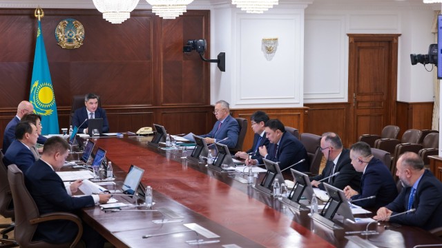 Ҳукуматда Алмати аэропортини модернизация қилиш масаласи кўрилди