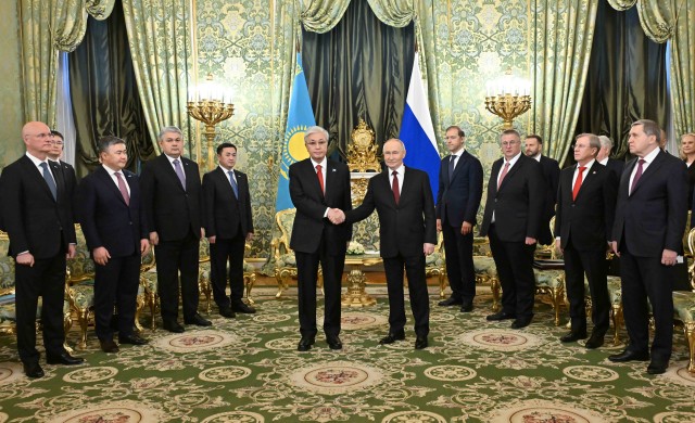 Касым-Жомарт Токаев менен Владимир Путин Москвада сүйлөшүүлөрдү өткөрдү