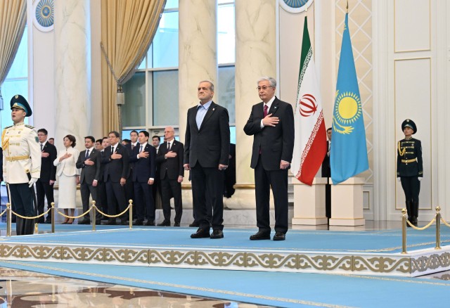 İran Devlet Başkanı resmi ziyaret için Astana’ya geldi