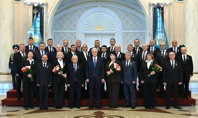 К.Токаев вручил госнаграды работникам энергетической отрасли