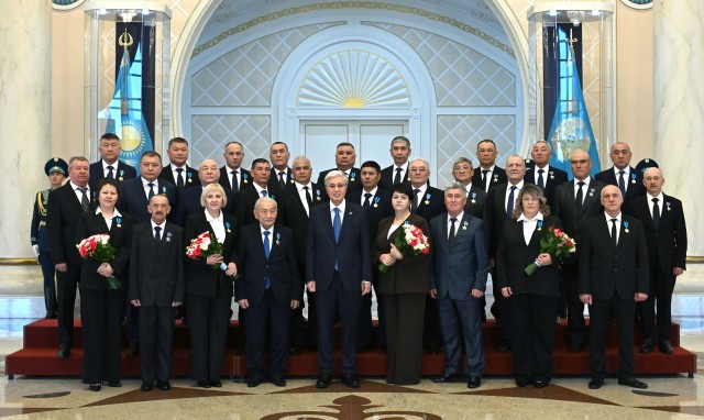 K.Tokayev, enerji sektörü çalışanlarına devlet nişanlarını takdim etti
