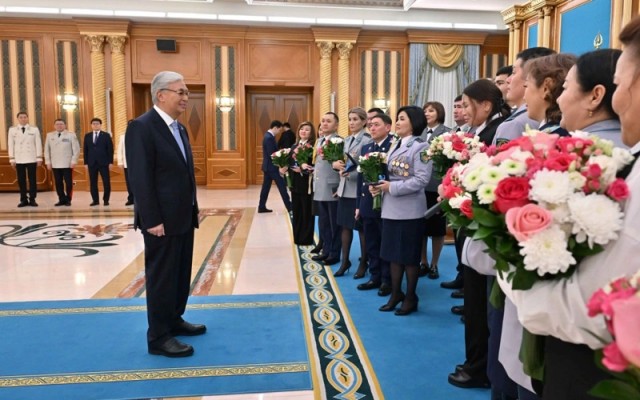 Kazakh President presents apartment keys to law enforcement officers