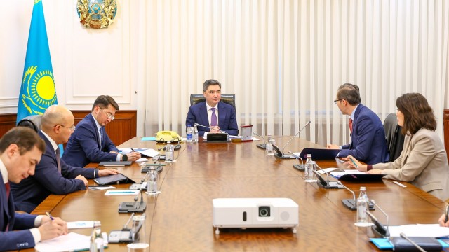 Бош вазир инвестициявий лойиҳаларни муҳокама қилди