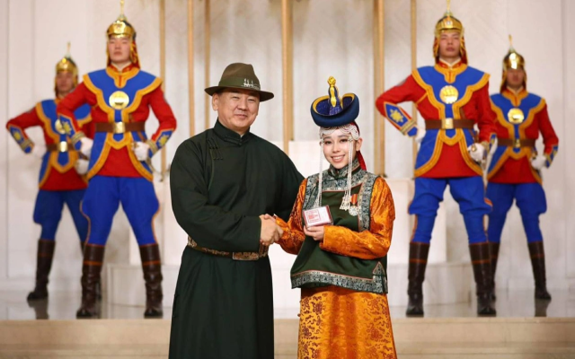 Silk Way Star танлови ғолиби Мишель Жозеф Қутб юлдузи орденини олди