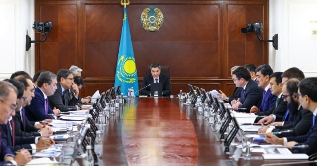 Өкмөттө эл аралык каржы уюмдары менен өнөктөштүк маселеси каралды