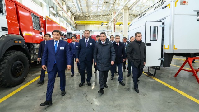 Казакстандын Премьер-Министри Астана шаарындагы өнөр жай долбоорлорун текшерди