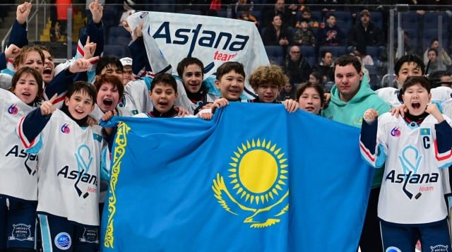 Young Kazakh hockey players win international tournament in Canada
